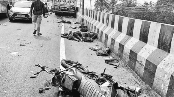 Road Accident: ఘోర రోడ్డు ప్రమాదం.. మూడు బైకులను ఢీకొట్టిన లారీ.. స్పాట్ లో ఐదుగురు మృతి