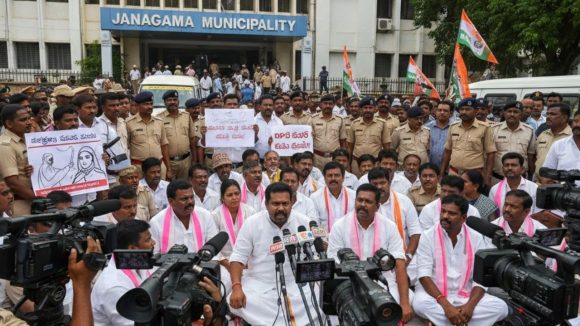 Janagama Municipality: జనగామ మున్సిపాలిటీలో హైడ్రామా.. చైర్మన్ ఎన్నిక వాయిదా