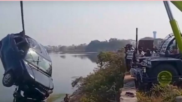 khammam Incident: ఖమ్మం జిల్లా పాలేరులో విషాదం.. అదుపుతప్పి చెరువులోకి దూసుకెళ్లిన కారు