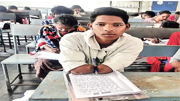 AP News: వైకల్యాన్ని ఓడించిన సంకల్పం.. కార్తీక్ స్ఫూర్తిగాథ.. మేటరేంటంటే!