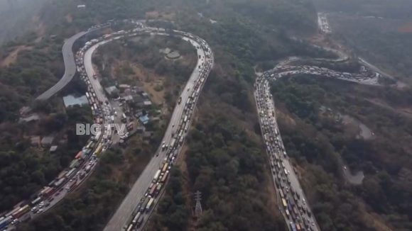 Traffic Jam: ముంబై-పూణే ఎక్స్‌ప్రెస్‌వేపై ఆగని ట్రాఫిక్ నరకం.. 40 గంటలుగా నిలిచిపోయిన వాహనాలు!