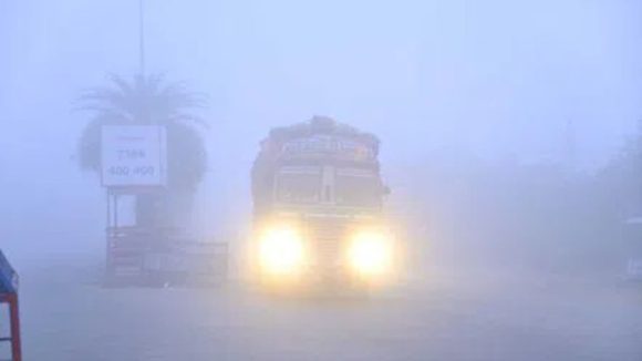 cold wave: మంచు దుప్పటిలో ఉమ్మడి మెదక్.. రహదారులపై వాహనదారుల అవస్థలు