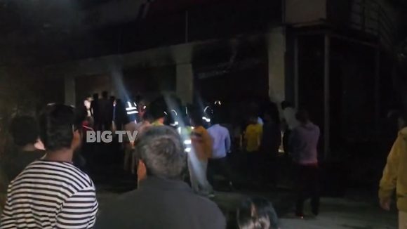 Fire Accident: హైదరాబాద్ కేపీహెచ్‌బీలో భారీ అగ్నిప్రమాదం.. హీరో షోరూంలో ఎగిసిపడిన మంటలు