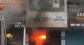 Fire Accident: KPHB బస్టాప్‌లో భారీ అగ్ని ప్రమాదం.. ఒక్కసారిగా ఎగసిపడ్డ మంటలు.. సీసీటీవీ ఫుటేజ్