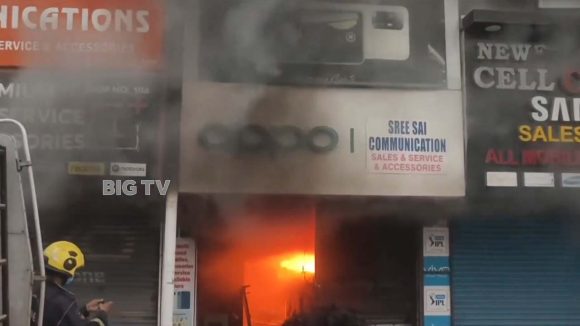 Fire Accident: KPHB బస్టాప్‌లో భారీ అగ్ని ప్రమాదం.. ఒక్కసారిగా ఎగసిపడ్డ మంటలు.. సీసీటీవీ ఫుటేజ్