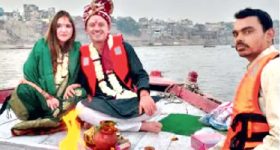 Varanasi Wedding: ఏడు సముద్రాలు దాటి... ఏడడుగుల బంధంలోకి.. కాశీలో గంగమ్మ అలలపై మెక్సికో జంట పడవ పెళ్లి