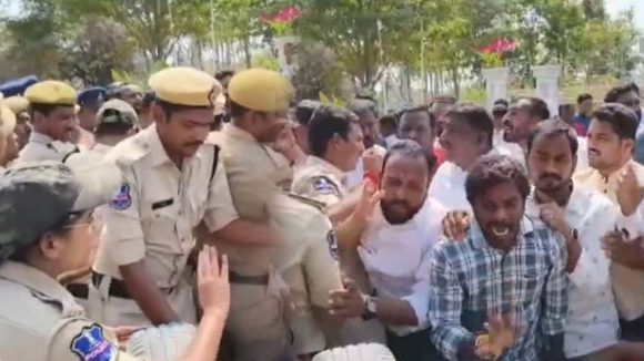 Kamareddy: కామారెడ్డిలో రాజకీయ సెగ.. పతాక స్థాయికి చేరిన కాంగ్రెస్- బీజేపీ పోరు