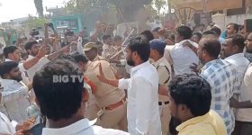 High Tension at Thorrur: తొర్రూరులో రాజకీయ సెగ.. మున్సిపల్ కార్యాలయం వద్ద కాంగ్రెస్, బీఆర్ఎస్ శ్రేణుల రణరంగం!