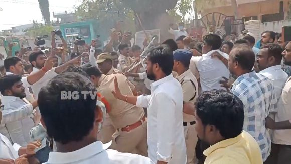 High Tension at Thorrur: తొర్రూరులో రాజకీయ సెగ.. మున్సిపల్ కార్యాలయం వద్ద కాంగ్రెస్, బీఆర్ఎస్ శ్రేణుల రణరంగం!