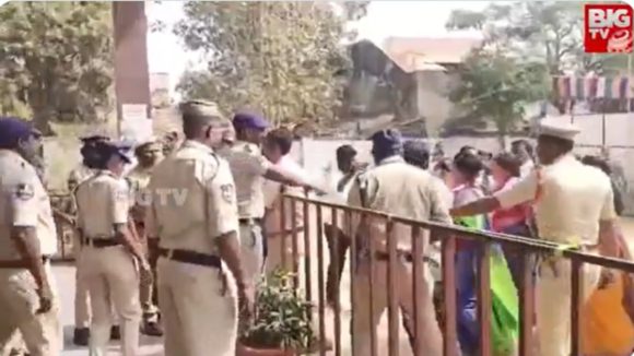Jangaon: ట్విస్ట్‌ల మీద ట్విస్ట్‌లు.. జనగామ చైర్మన్ పీఠంపై ఉత్కంఠ.. ఎన్నిక వాయిదా వేయాలని ఎంపీ పట్టు!