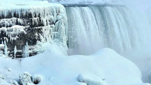 Niagara Falls: గడ్డ కట్టిన నయాగరా జలపాతం.. మైమరిపిస్తున్న మంచు అందాలు