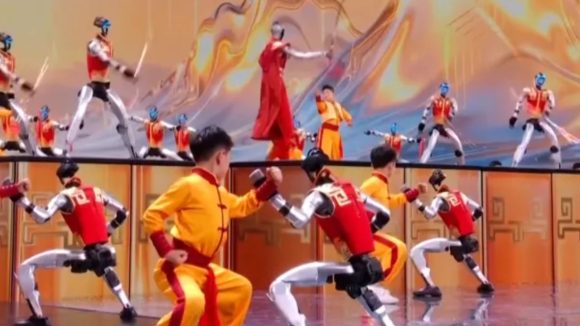 Dancing Robots: డాన్స్, కుంగ్‌ఫూ చేస్తూ పిచ్చెకిస్తున్న రోబోలు.. సోషల్ మీడియాలో వీడియో వైరల్