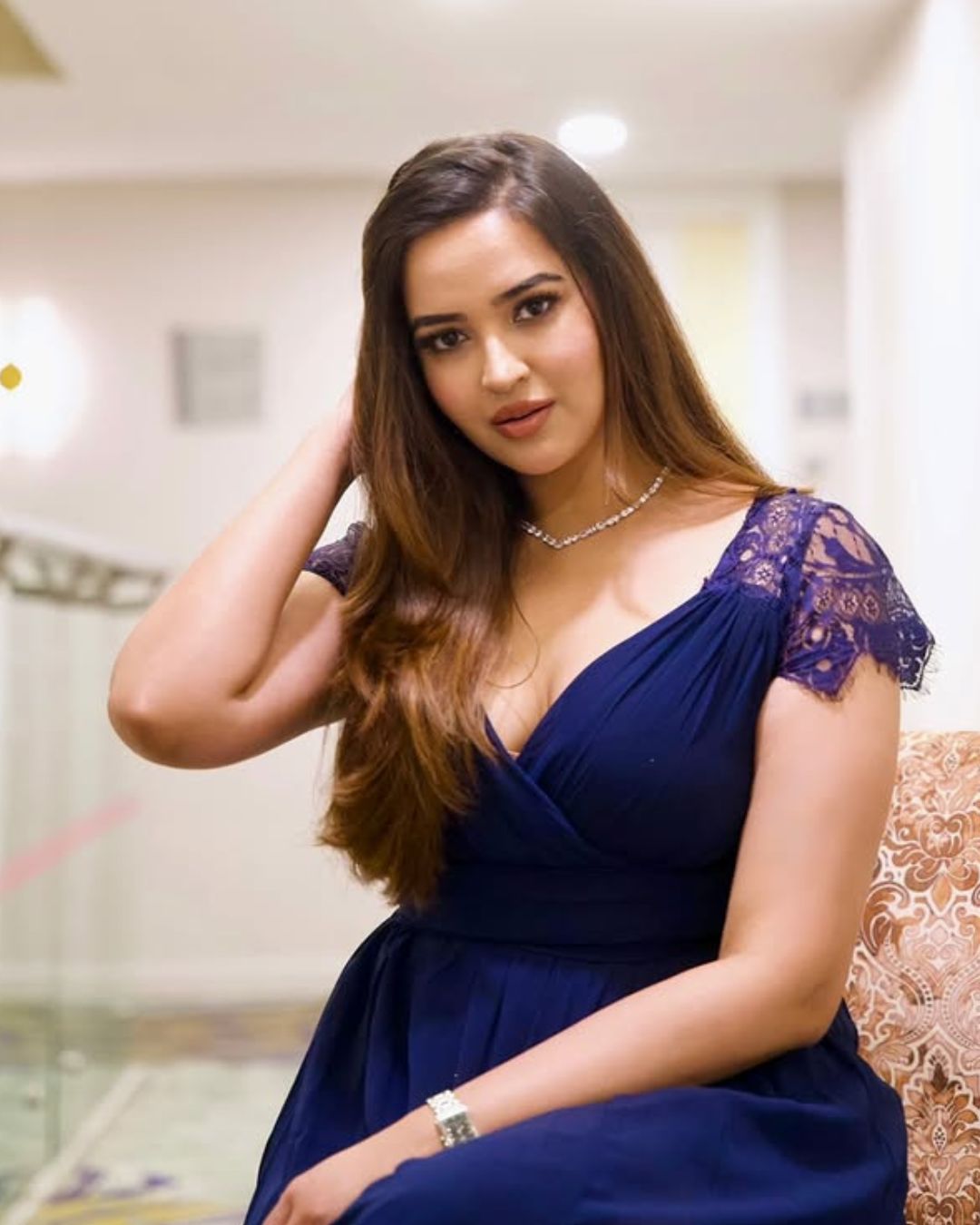 Poojitha Ponnada : హాట్ అందాలతో చెమటలు పట్టిస్తున్న పూజిత.. పిక్స్ కేక..