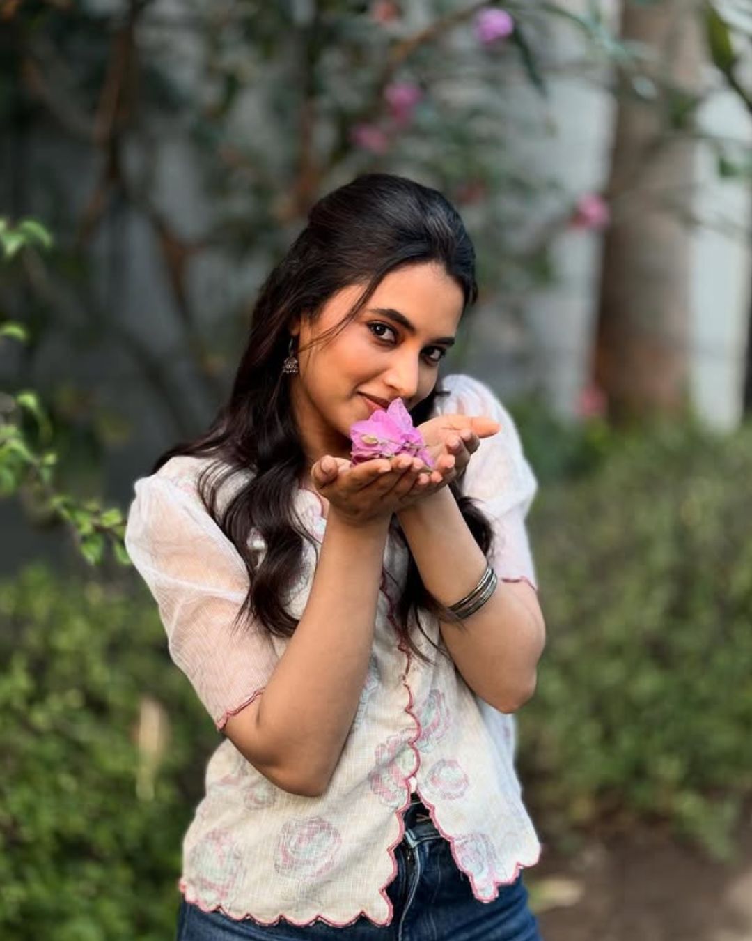 Priyanka Mohan : పూలతో ప్రియాంక మోహన్ క్యూట్ సెల్ఫీలు.. ఫ్యాన్స్ ఫిదా…