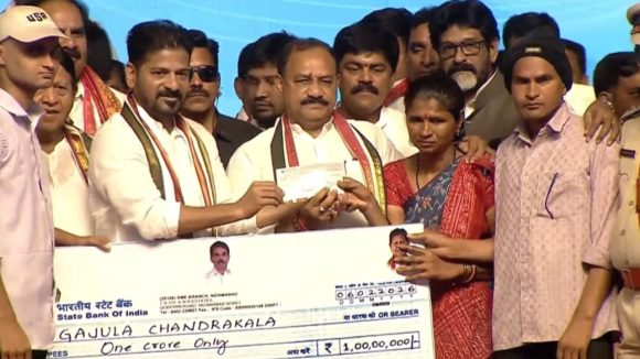 Revanth Reddy: కానిస్టేబుళ్ల కుటుంబాలకు రూ. కోటి సాయం.. ముఖ్యమంత్రి రేవంత్ చేతులమీదుగా..