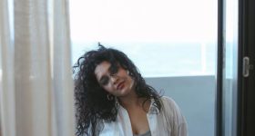 Ritika Singh : వైట్ షర్ట్ లో కిల్లింగ్ లుక్ లో రితికా సింగ్..ఫోటోలు వైరల్...
