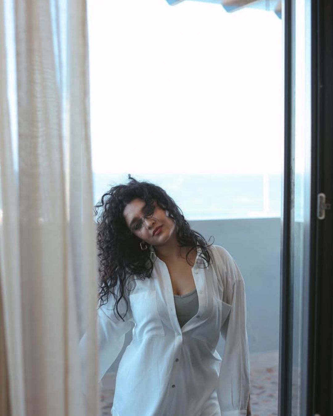 Ritika Singh : వైట్ షర్ట్ లో కిల్లింగ్ లుక్ లో రితికా సింగ్..ఫోటోలు వైరల్…