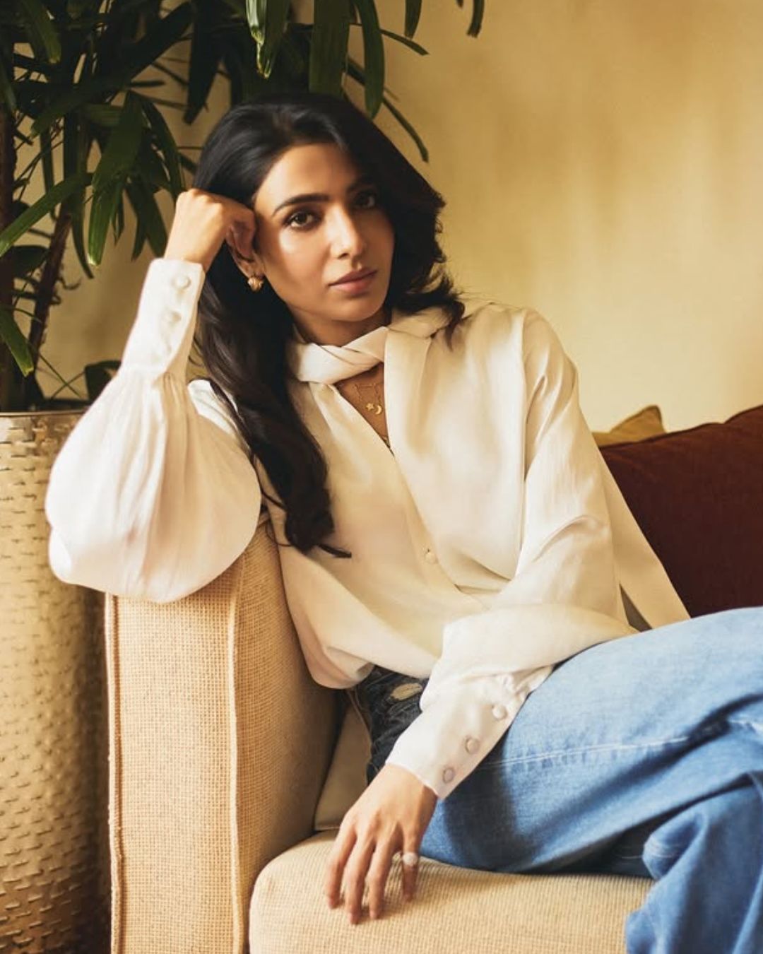 Samantha : వైట్ అండ్ బ్లూ జీన్స్ లో స్టైలిష్ లుక్ లో సమంత.. ఫోటోలు వైరల్..