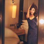 Shalini Pandey: మిర్రర్ ముందు షాలిని క్యూట్ సెల్ఫీ.. పాప యమ హాటు గురు..