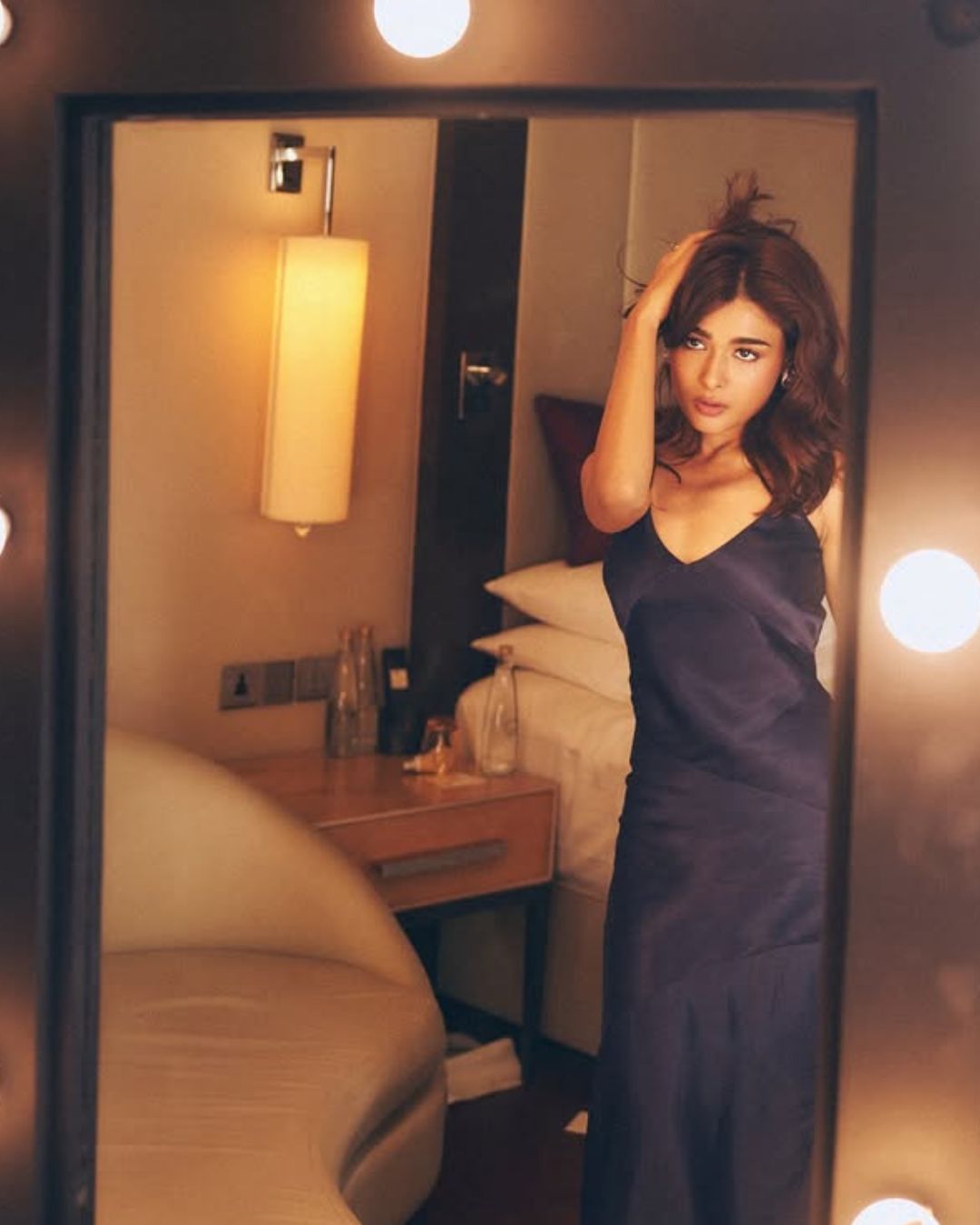 Shalini Pandey: మిర్రర్ ముందు షాలిని క్యూట్ సెల్ఫీ.. పాప యమ హాటు గురు..