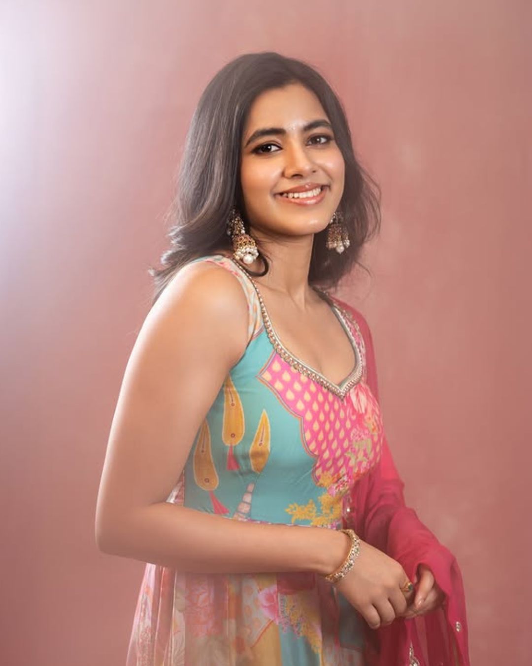 Sivani Nagaram: కలర్ ఫుల్ డ్రెస్ లో క్యూట్ స్మైల్ తో శివాని న్యూ స్టిల్స్.. సూపర్ అంతే..