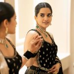 Sravanthi Chokkarapu : బ్యాక్ లెస్ అందాలతో స్రవంతి మిర్రర్ సెల్ఫీలు.. ఏముంది మావా యాంకరమ్మ..