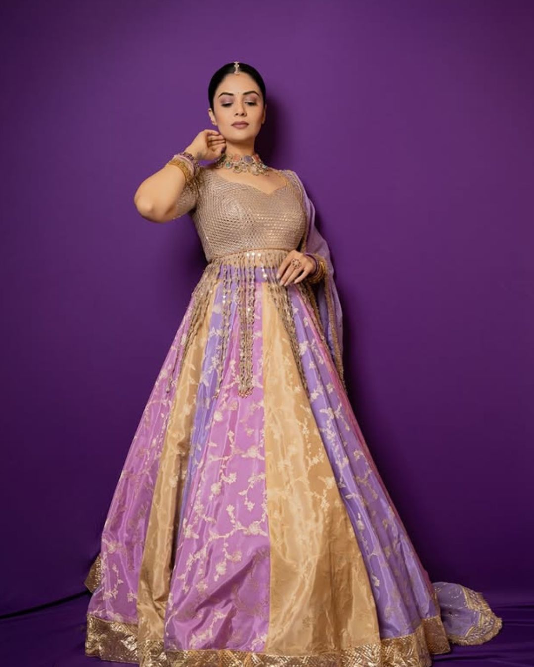 Sreemukhi : శ్రీముఖి ఏముంది మావా.. లంగావోణీలో మనసు దోచుకుంటుంది..