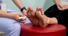 Sugar Patients: మధుమేహంతో బాధపడుతున్నారా ? మీ పాదాల ఆరోగ్యం కోసం ఈ 7 జాగ్రత్తలు తప్పనిసరి