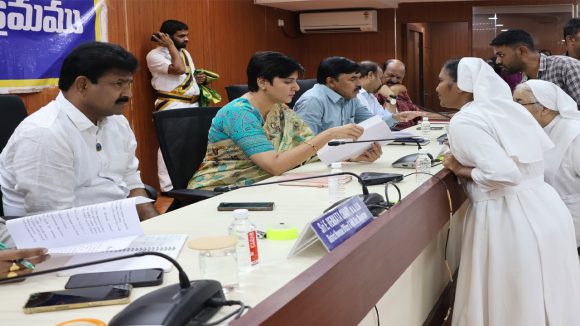 Collector Harichandana: ప్రజా అర్జీలపై అధికారులు సత్వరమే స్పందించాలి :  కలెక్టర్ హరిచందన దాసరి