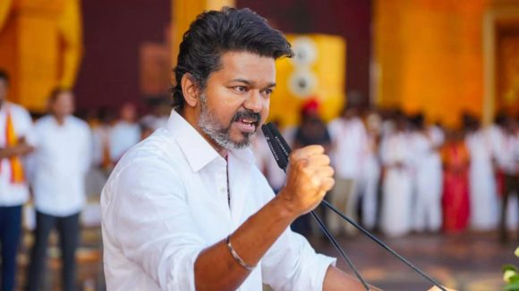 TVK Vijay: అవినీతిని ప్రశ్నిస్తే బురద జల్లుతారు.. వేలూర్ సభా వేదికపై విజయ్ భావోద్వేగం