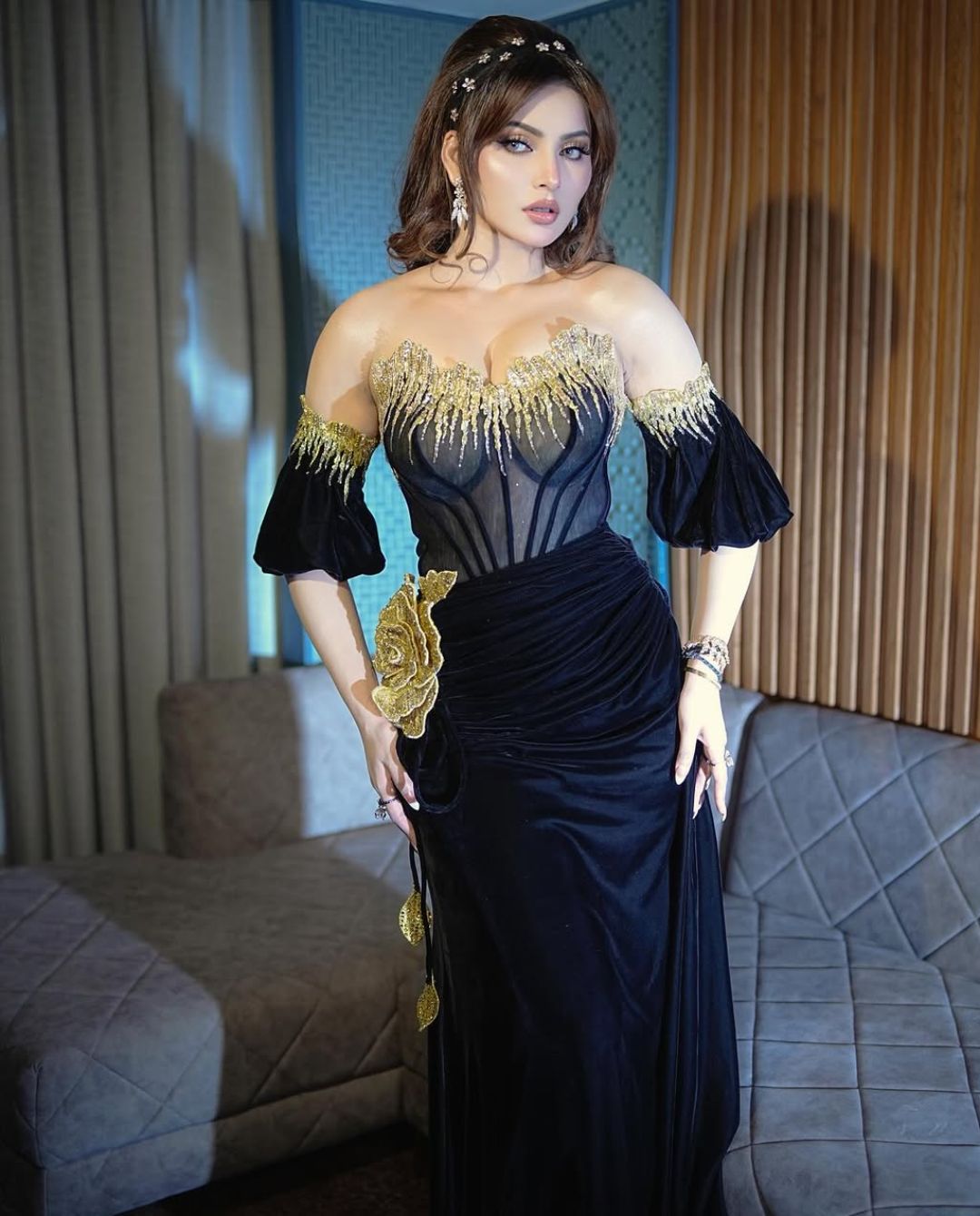 Urvashi Rautela: టాప్ అందాలతో గత్తరలేపుతున్న ఊర్వశీ!