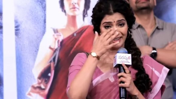 Varalakshmi Sarathkumar: నాకు పునర్జన్మనిచ్చింది ఆయనే.. స్టేజ్ పై కన్నీళ్లు పెట్టుకున్న వరలక్ష్మీ
