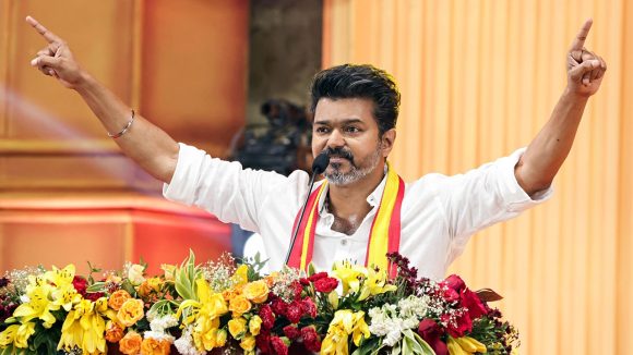 Thalapathy Vijay: ప్రభుత్వం ఇచ్చే డబ్బును తీసుకోండి కానీ ఓటు మాత్రం టీవీకేకే వేయండి.. దళపతి విజయ్