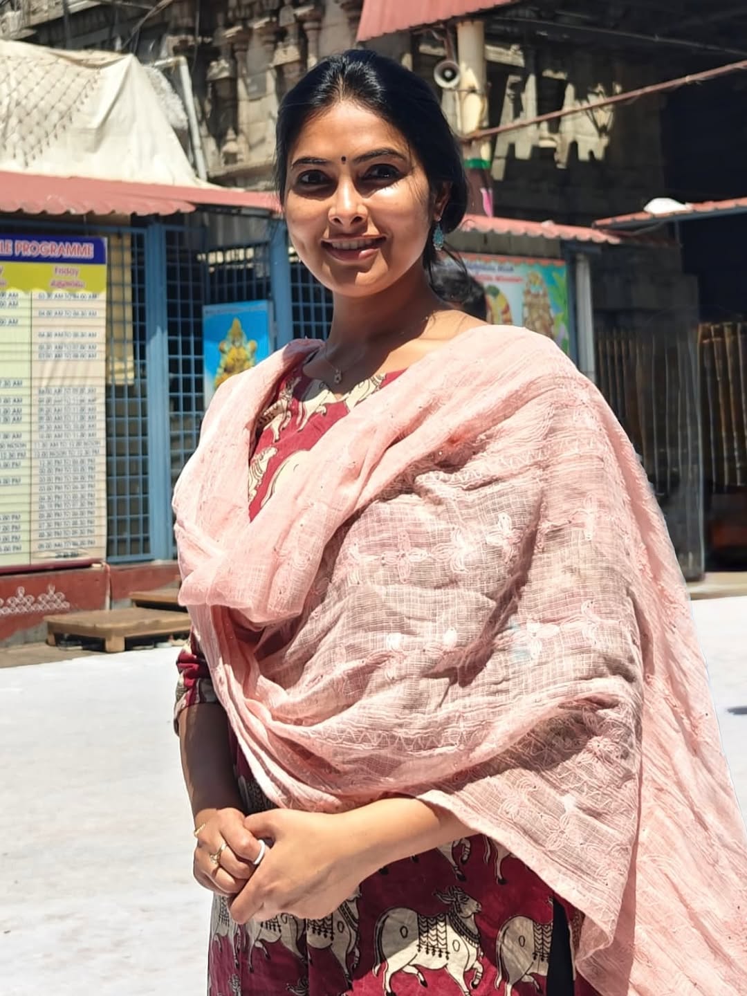Actress Divi Vadthya Photo Gallery