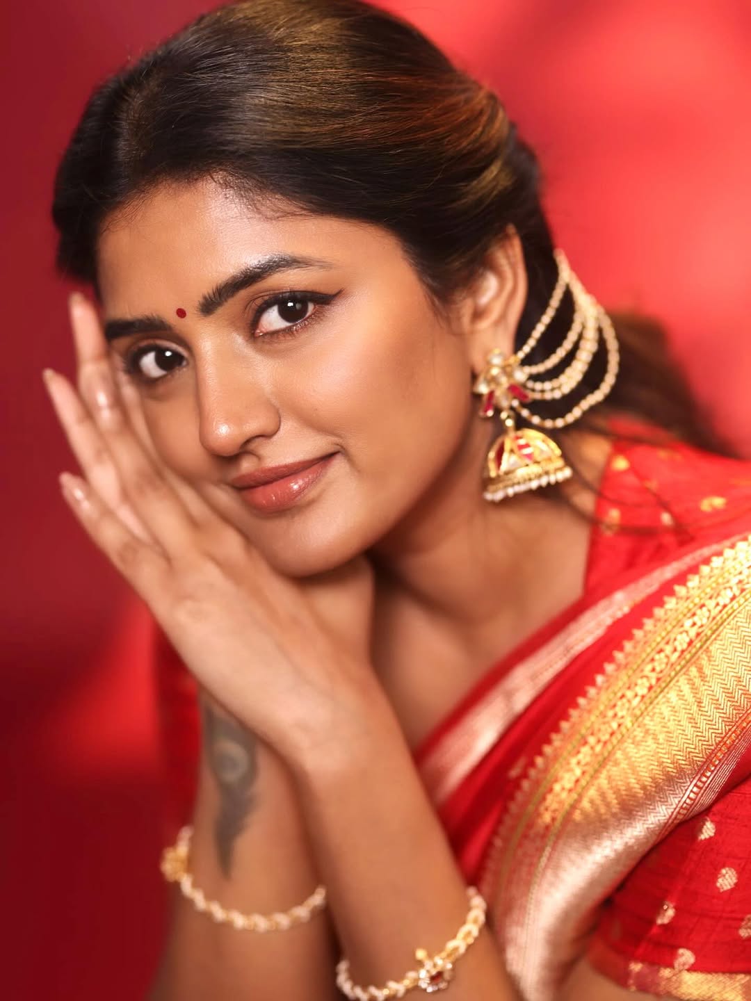Actress Eesha Rebba Photo Gallery
