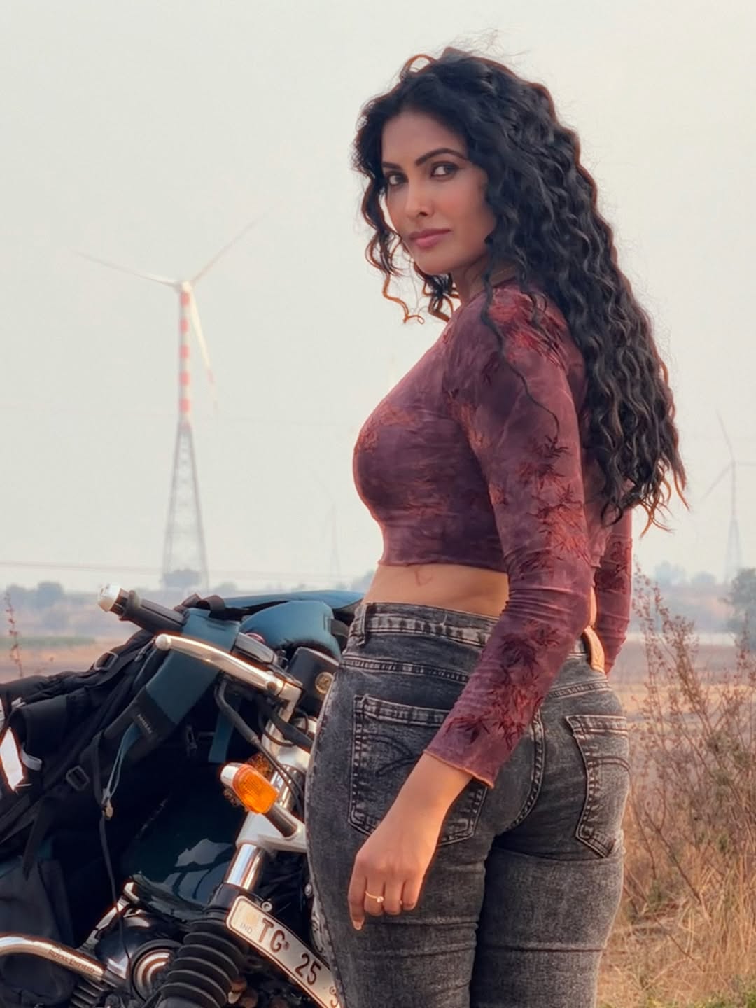 Actress Divi Vadthya Photo Gallery