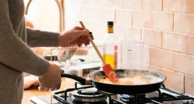 LPG Saving Kitchen Tips: గ్యాస్ త్వరగా అయిపోతుందా? చాలా మంది కిచెన్‌లో చేసే 10 పొరపాట్లు ఇవే!