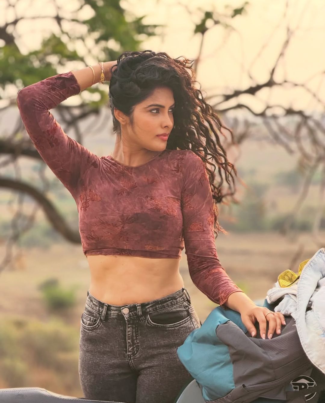 Actress Divi Vadthya: నడుము అందాలతో దివి గ్లామర్ టచ్.. స్టైలిష్ ఫోజులతో!