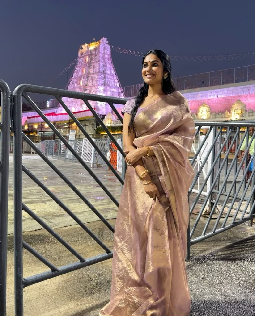 Actress Divi Vadthya: తిరుమల వాడల్లో దివి.. సాంప్రదాయంగా వెలిగిపోతూ!