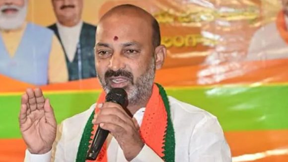 Bandi Sanjay: అసెంబ్లీ సాక్షిగా రాజ్యాంగ ఉల్లంఘన.. మజ్లిస్ ఎమ్మెల్యేలపై చర్యలేవి, బండి సంజయ్ ఫైర్