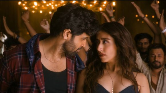 చిచ్చుబుడ్డిలా తళుక్కుమన్న సోయగం.. ఎవరీ బ్యూటీ.. బ్యాక్ గ్రౌండ్ ఏంటంటే?