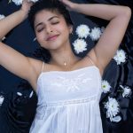 Iswarya Menon : చామంతుల మధ్యలో మెరిసిపోతున్న ఐశ్వర్య.. ఏముంది మావా..