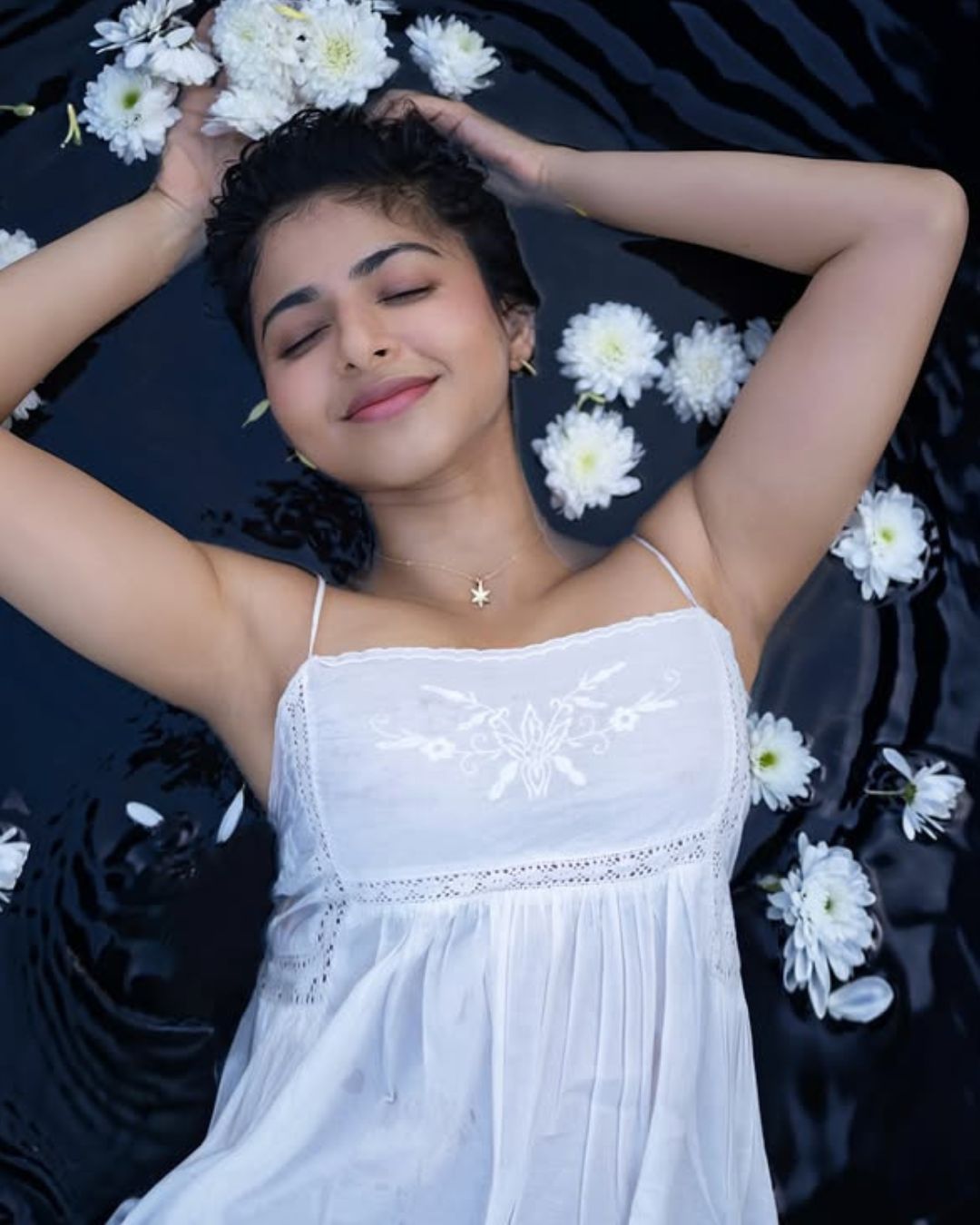 Iswarya Menon : చామంతుల మధ్యలో మెరిసిపోతున్న ఐశ్వర్య.. ఏముంది మావా..