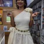 Inaya Sultana : పొట్టి గౌనులో పరేషాన్ చేస్తున్న ఇనయా.. ఏముంది మావా..