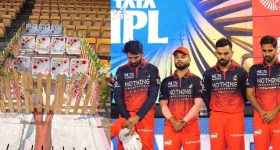 SRH స‌న్ రైజ‌ర్స్ ఫ‌స్ట్ బ్యాటింగ్..11 మంది అభిమానుల‌కు నివాళి, రెండు నిమిషాల పాటు మౌనం