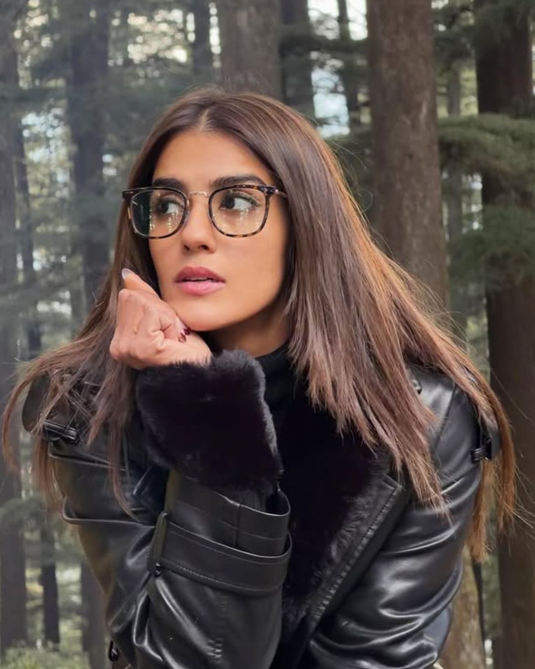 Kavya Thapar : అడవుల్లో అడ్వెంచర్ చేస్తున్న అందాల కావ్య.. లుక్ అదిరింది..