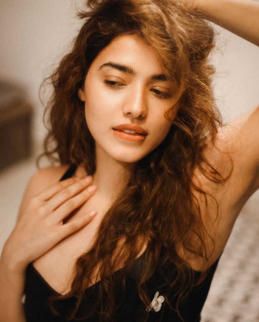 Ketika Sharma: బ్లాక్ అవుట్ ఫిట్ లో సెగలు పుట్టిస్తున్న కేతిక శర్మ!