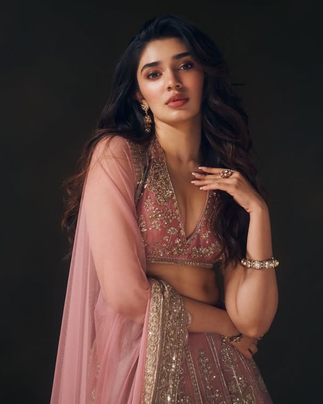 Krithi Shetty : గార్జీయస్ లుక్ లో మతిపోగొడుతున్న కృతి.. బేబమ్మ సూపర్..