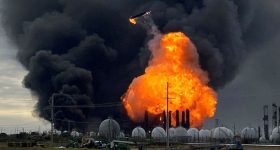 US Refinery Explosion: అమెరికా చమురు రిఫైనరీలో భారీ పేలుడు.. ఎగిసిపడిన మంటలు, ఎవరి పని?