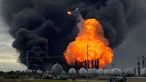 US Refinery Explosion: అమెరికా చమురు రిఫైనరీలో భారీ పేలుడు.. ఎగిసిపడిన మంటలు, ఎవరి పని?